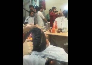 理发的时候吃瓜,享受悠闲时光