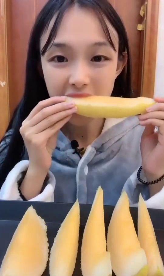 姐姐吃冰冻哈密瓜,姐姐的冰冻哈密瓜美食之旅