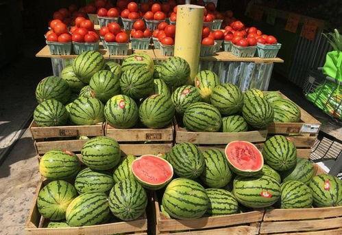 吃瓜水果摊,探访街头吃瓜水果摊的甜蜜时光