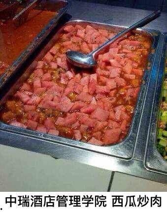 学校食堂的吃瓜,瓜果飘香，美味共享
